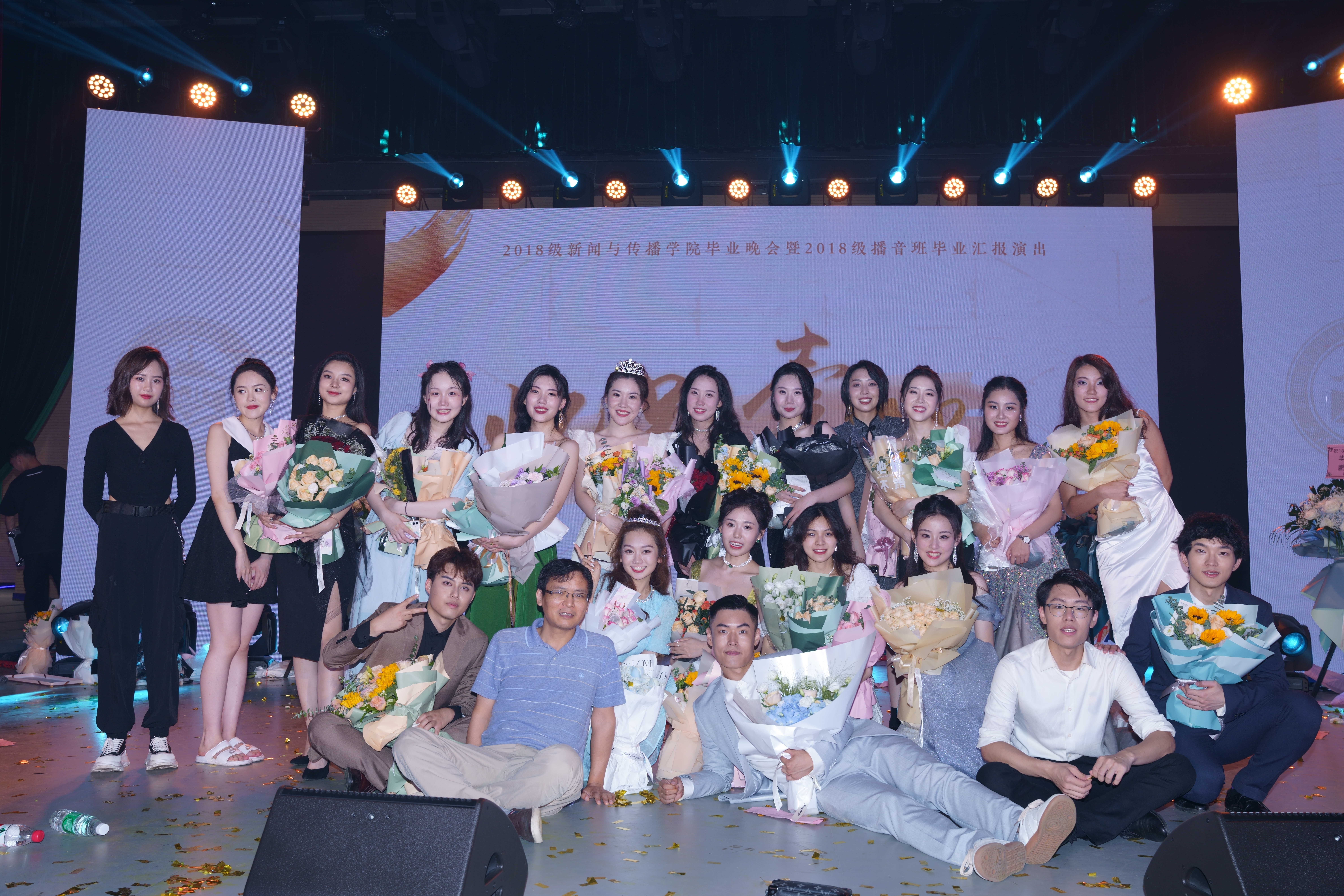 毕业汇演演职人员合影