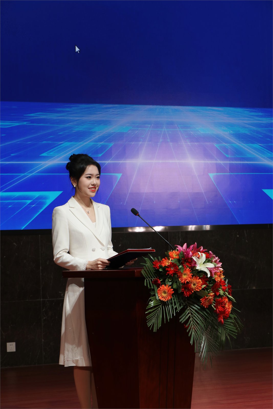 汪旻玥在正式活动现场主持